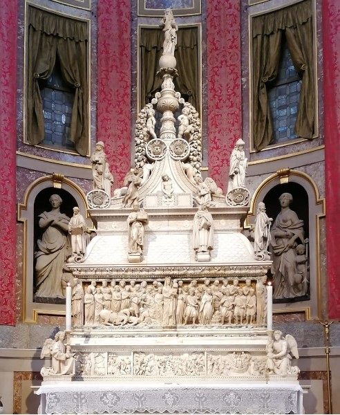 Immagine intera dell'Arca di San Domenico